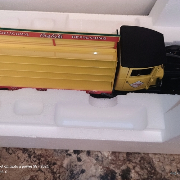 Coca-Cola diecast metal vehicle replica of a 1938 Coke. New In boxn Collectors - Picture 4 of 11